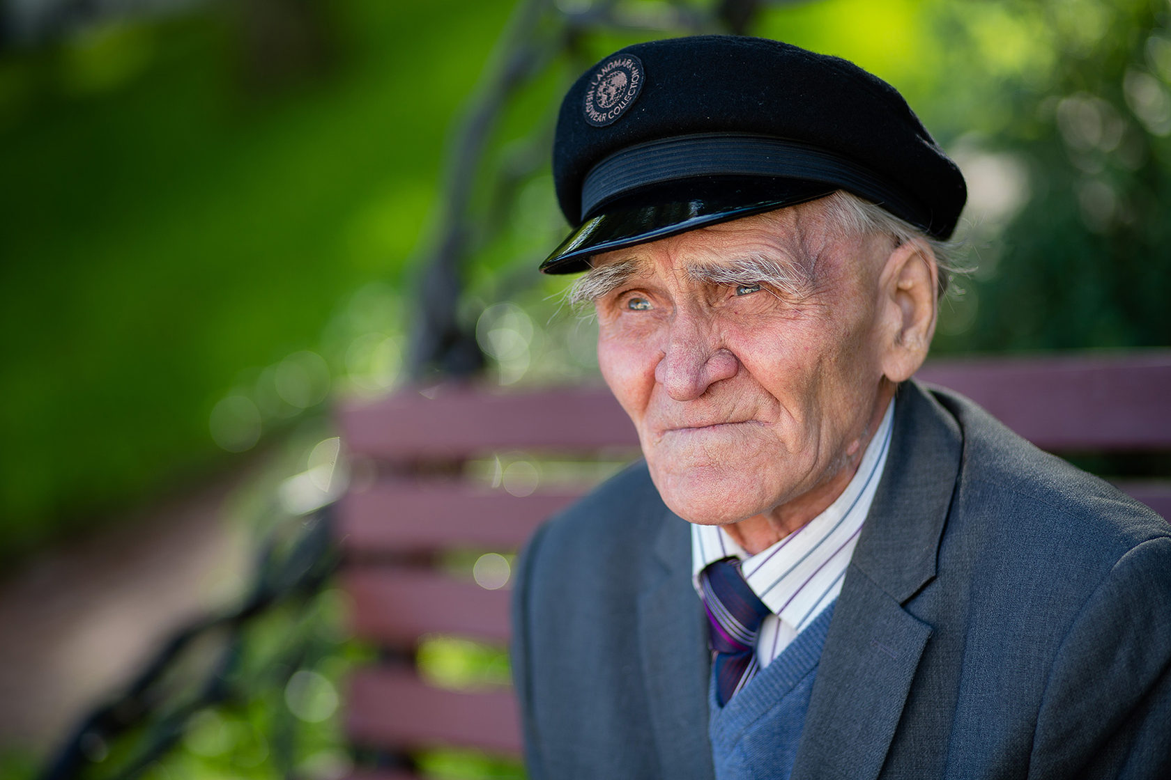 Скрывающий боль. Добрый дед. Дед через. Мужик улыбается. Картинка дедушка.