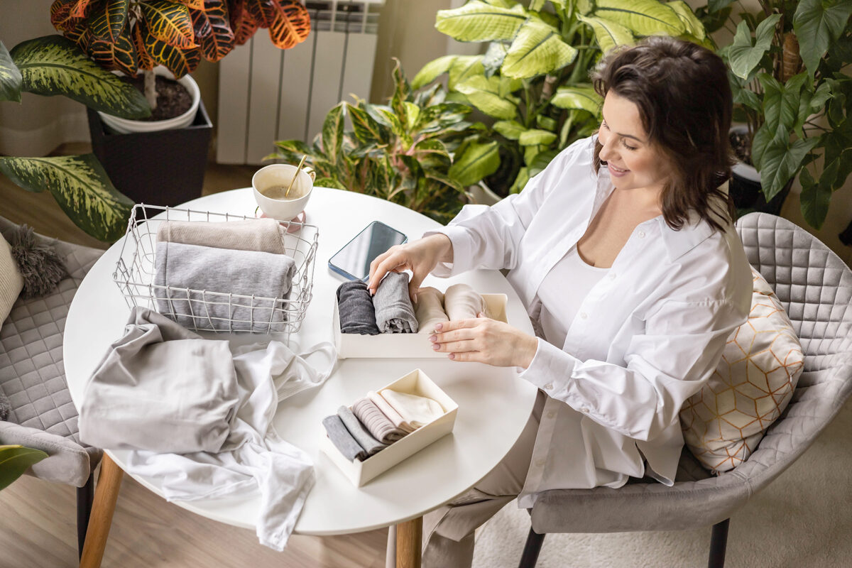 Организатор пространства складывает вещи