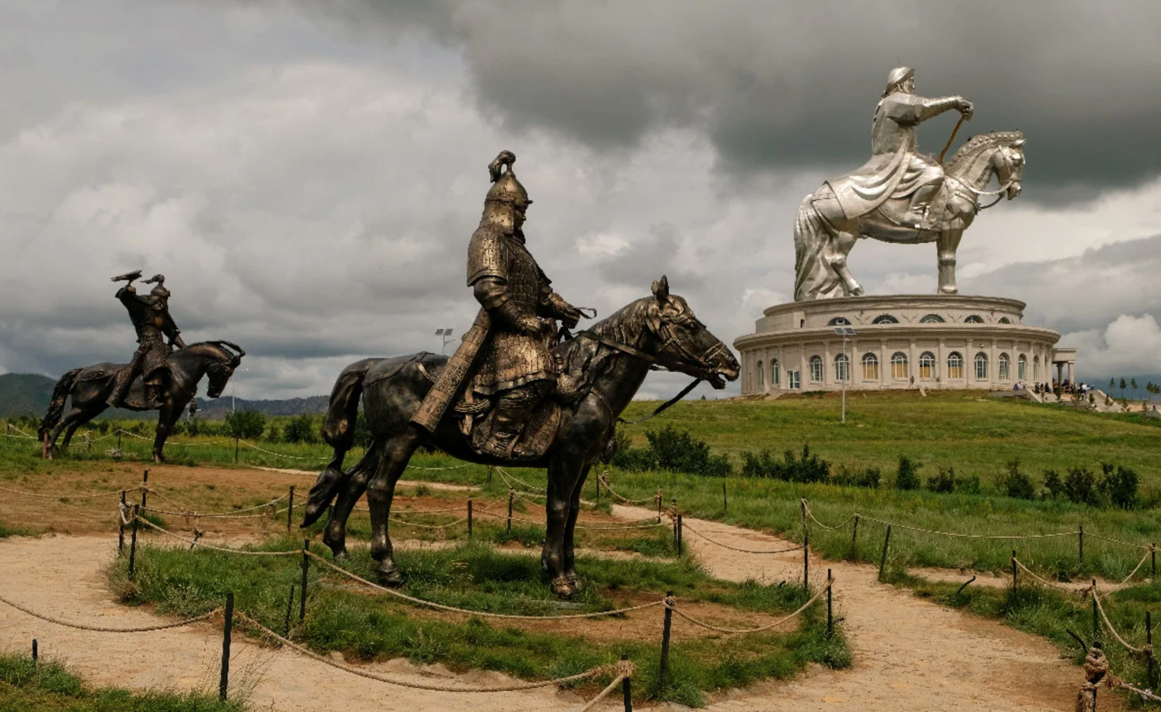 Хана улан. Памятник Чингисхану в Улан-Баторе. Статуя Чингисхана в Монголии. Конная статуя Чингисхана в Монголии. Памятник Чингисхану в Монголии в Улан Баторе.