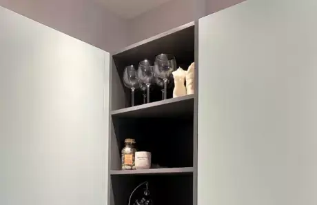 Голубая угловая кухня со встроенным баром