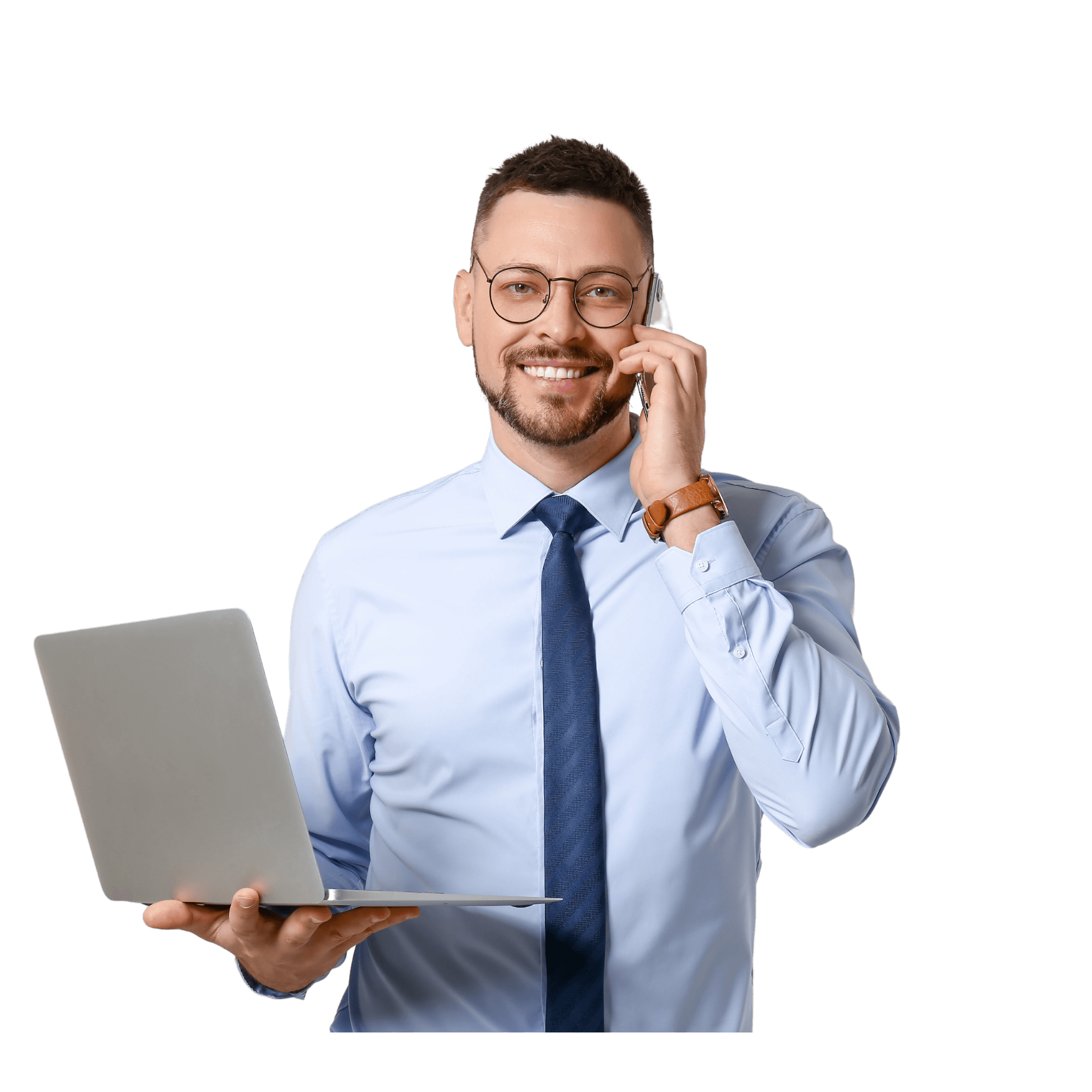 Улыбающийся мужчина в очках, с ноутбуком, разговаривающий по телефону. 