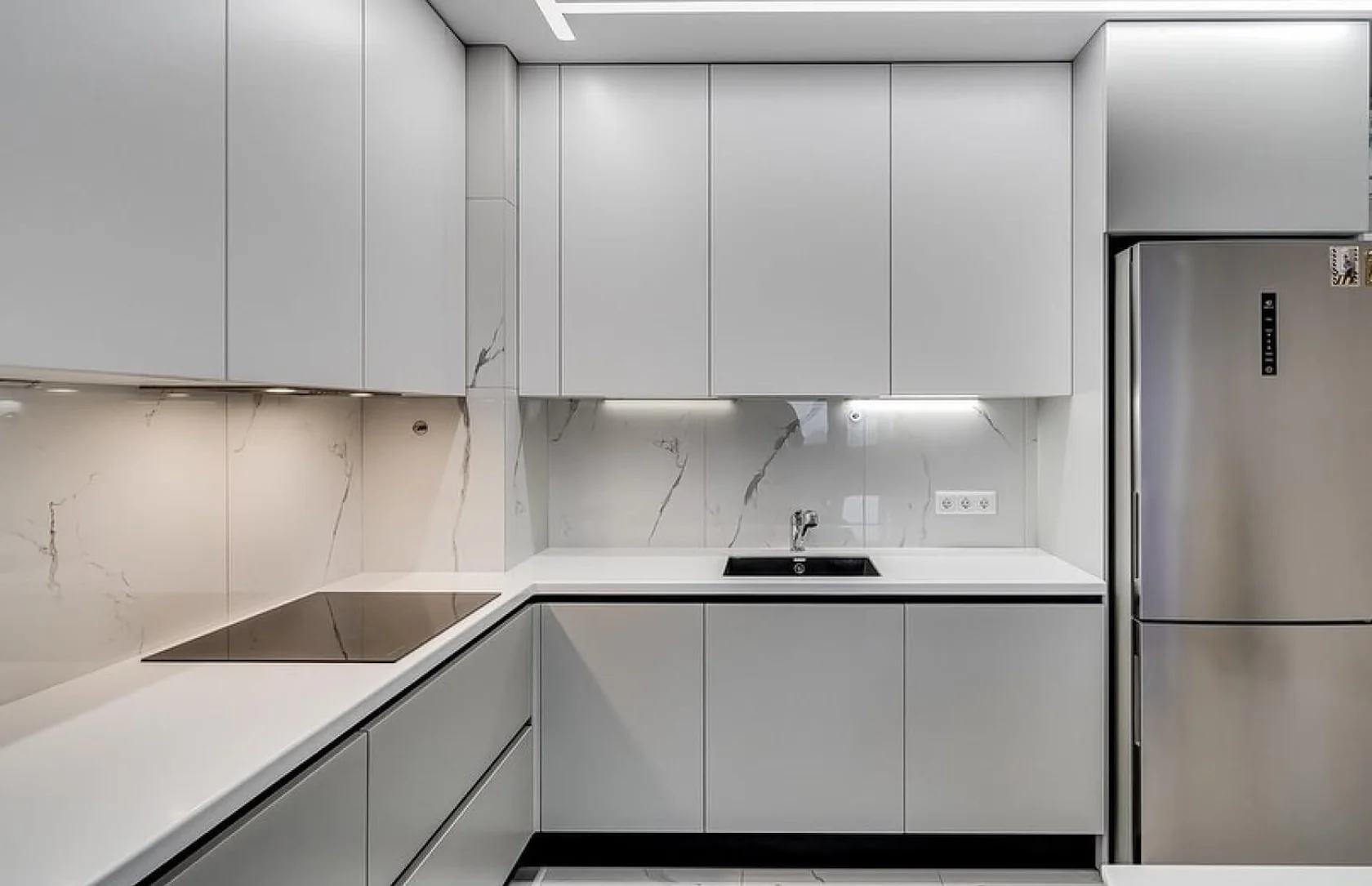 Кухня угловая в белом цвете со встроенной техникой