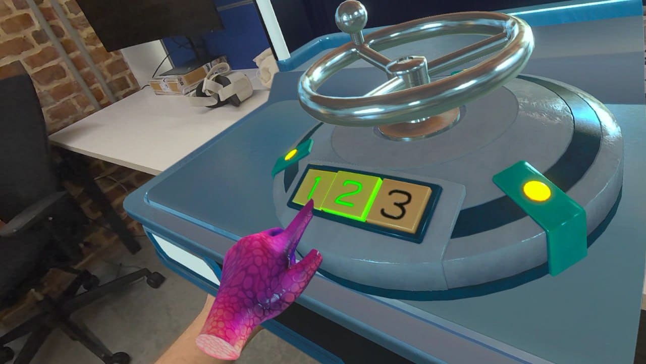Игровая сцена VR: рука в розовой перчатке нажимает кнопку 1 на интерактивном автомате с рулевым колесом
