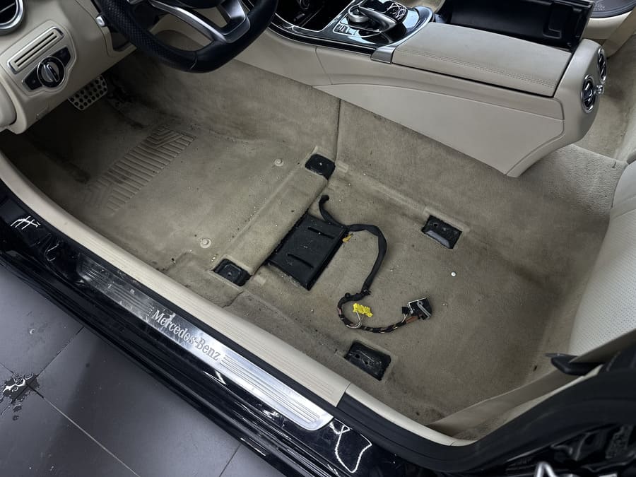 Сиденья демонтированы, ковролин Mercedes W205 до химчистки