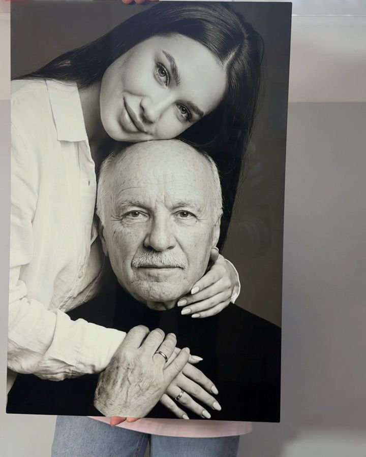 Портрет на металле: дочь обнимает отца