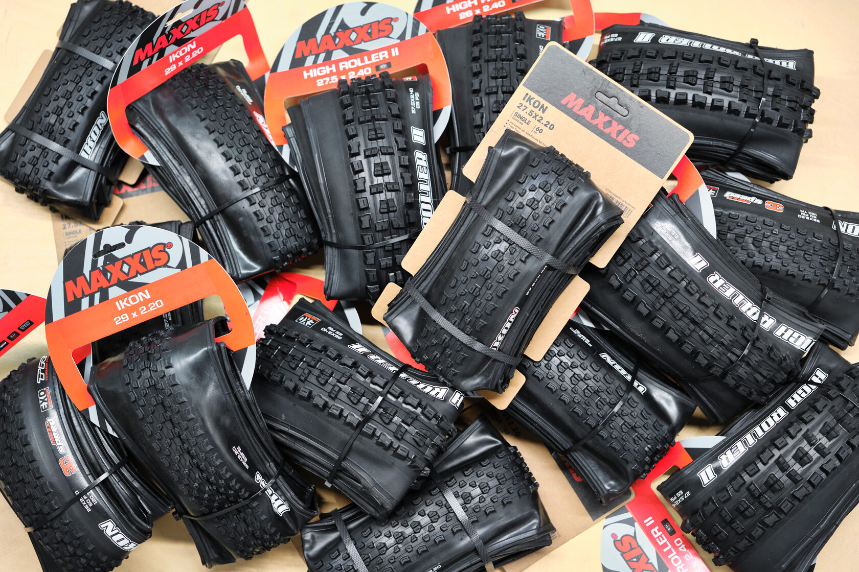 Сложенные велосипедные покрышки Maxxis Ikon и High Roller II в картонных упаковках