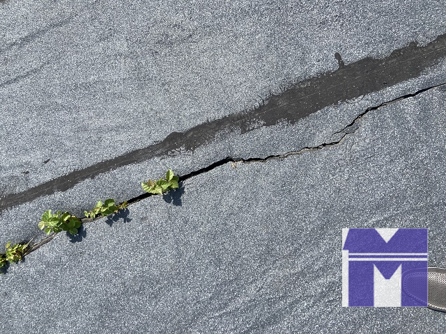 Критический износ мягкой кровли на здании цеха