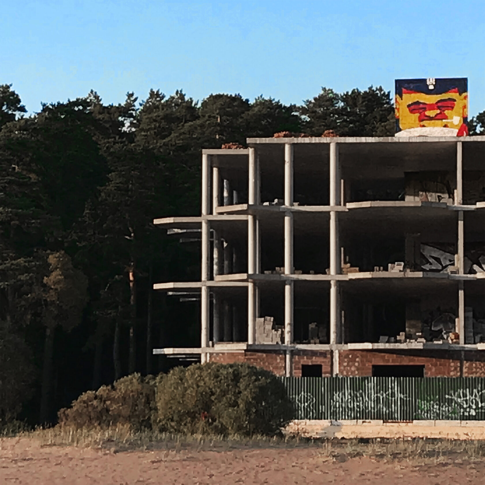 Несанкционированные росписи в Ленинградской области. Автор Алексей Бархан.