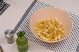 Приготовление салата «Цезарь» с курицей и сухариками: шаг 2