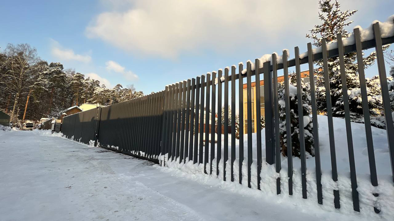 схема установки забора из профнастила. технология установки столбов для забора из профнастила. забор из профлиста. поставить забор 20 метров. схема установки сварного забора.