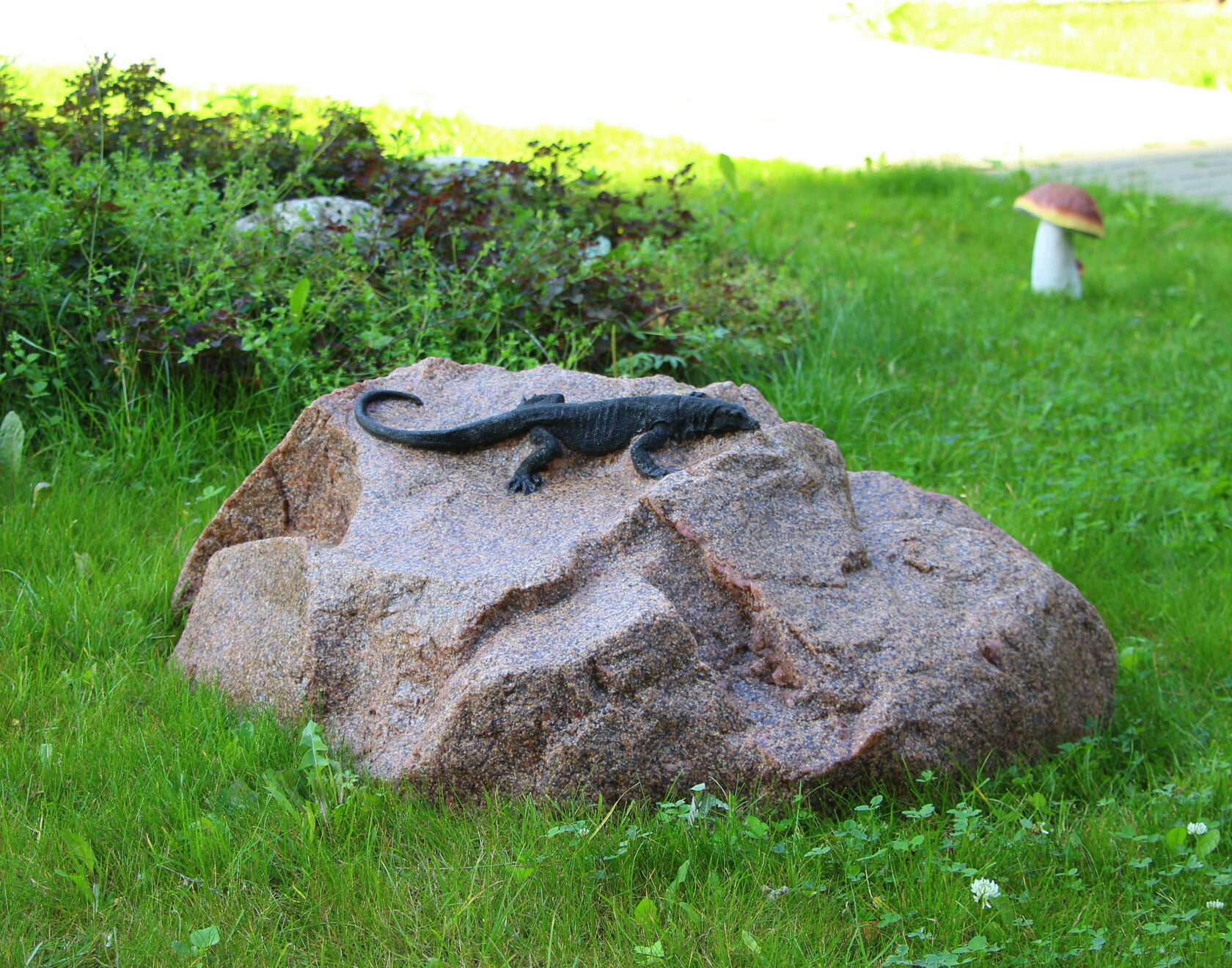 Искусственный камень с ящерицей D85, накрывает стандартный люк
