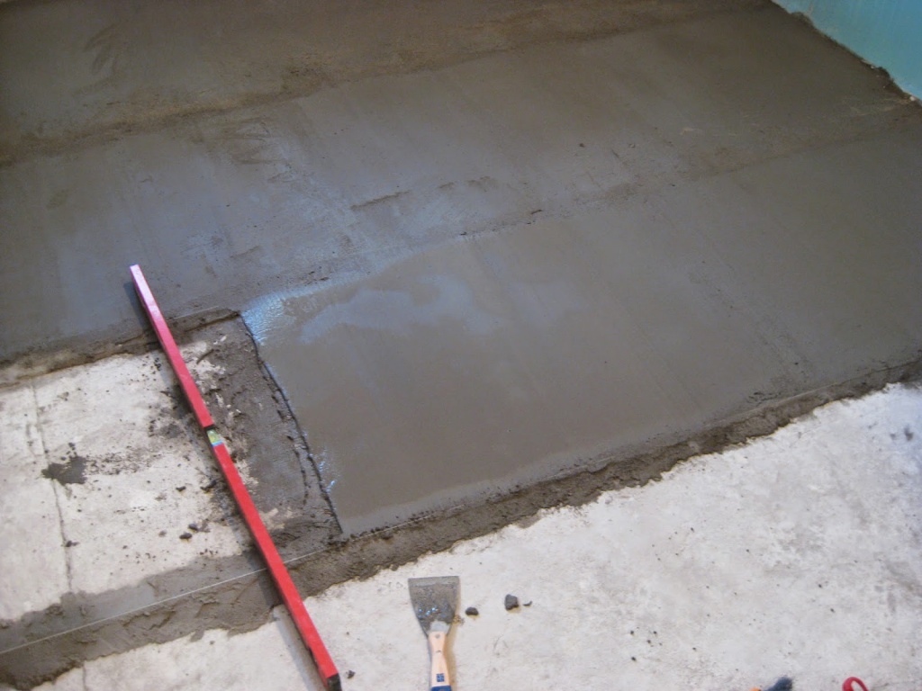 Выравнивание и подготовка бетонного пола перед укладкой линолеума