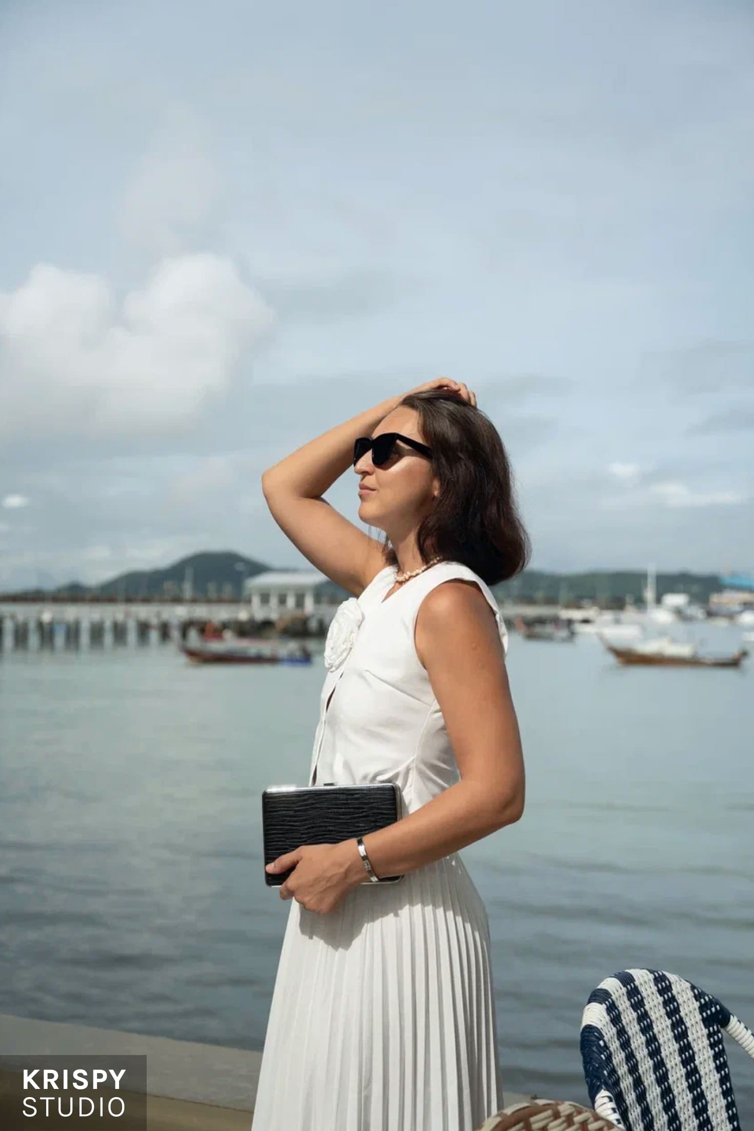 Фотосессия бизнес-леди на фоне океана, роскошный ресторан