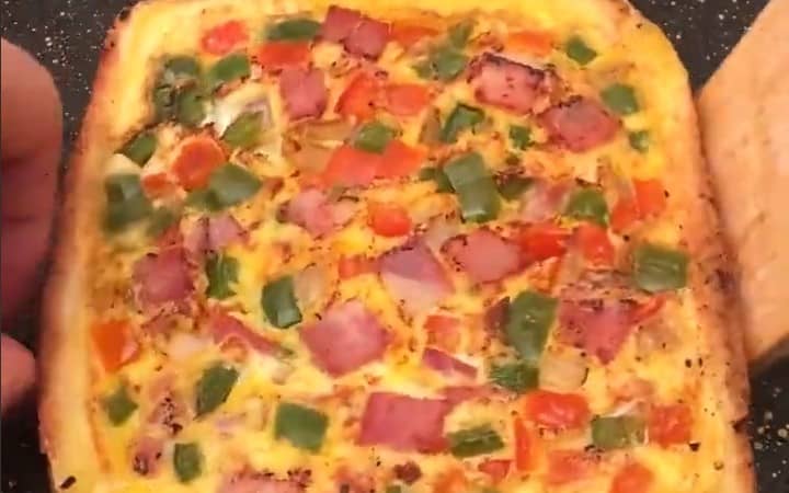 Приготовление гренок с яйцом сыром и колбасой на сковороде: шаг 8