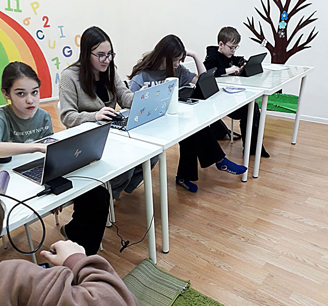 Увлеченные ученики детских курсов по ИИ