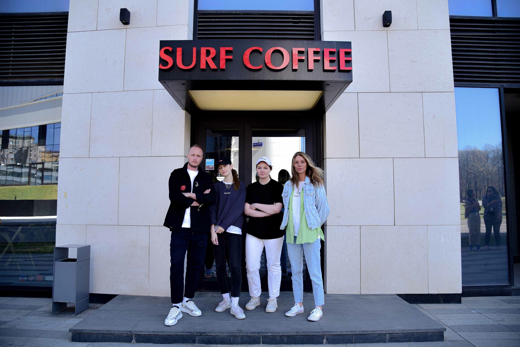 Surf coffee вернадского. Серф кофе проспект Вернадского. Surf Coffee граффити. Surf Coffee x Oasis.