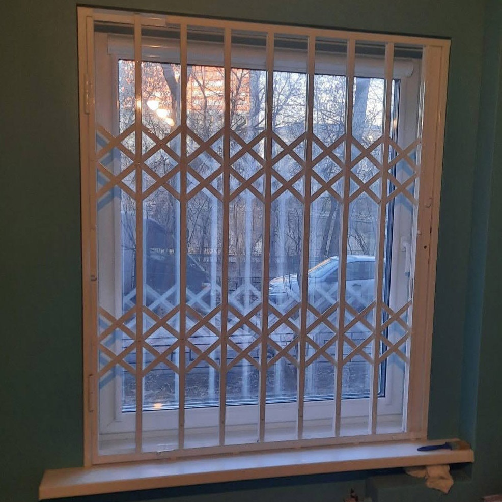 Белая защитная решетка на окно первого этажа