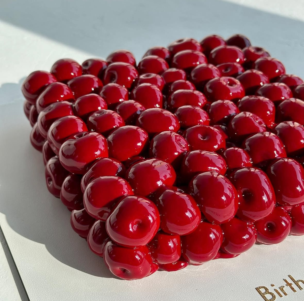 EN: Modern mousse cakes in Dubai 2025 – geometric heart and origami cake designs with glossy and velvet finishes AR: كيك موس حديث في دبي 2025 – تصاميم هندسية على شكل قلب وأوريغامي مع لمسات لامعة ومخملية RU: Современные муссовые торты в Дубае 2025 – геомет