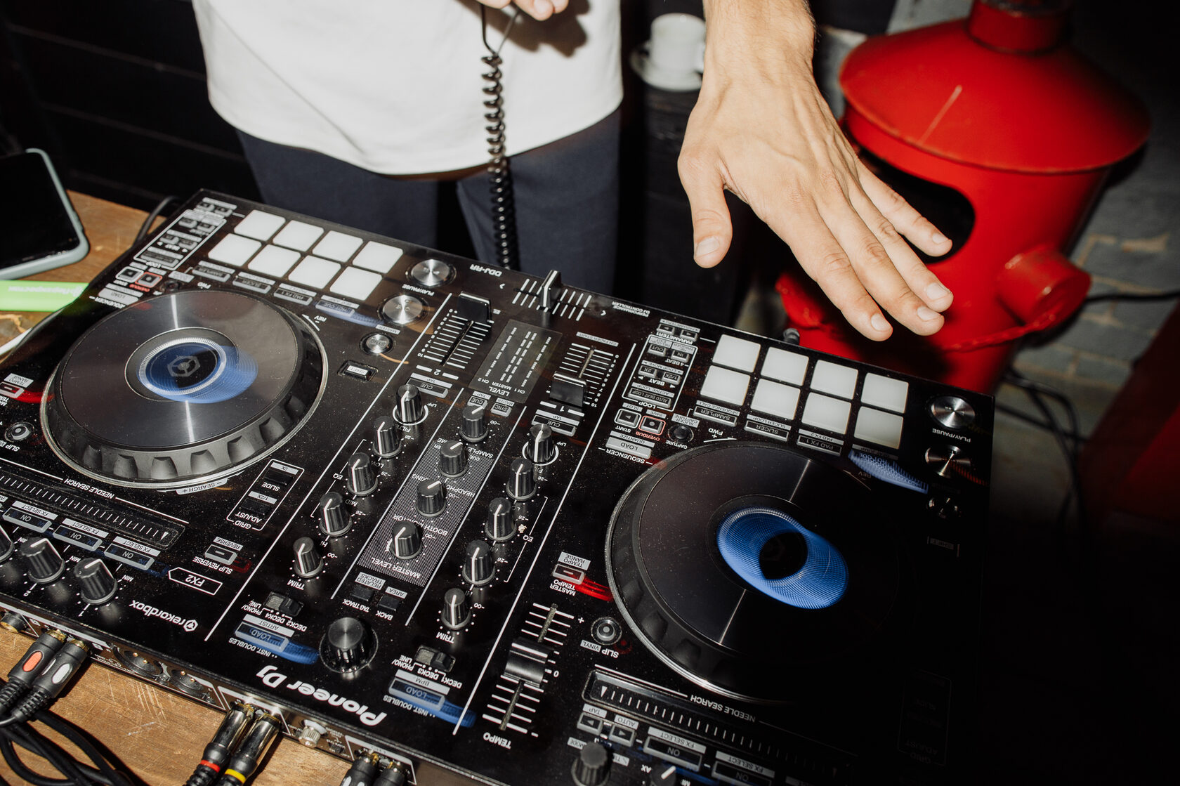 Диск жокей оригинал. Игрушка диджей. Сувениры для диджея. Подарок диджею. Торт из мастики с наушниками.