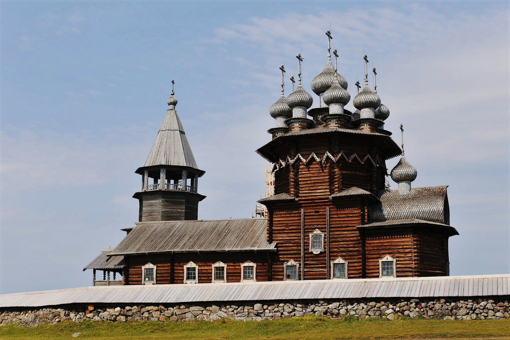 Уникальные памятники кижи. Памятник деревянного зодчества Кижи. Колокольня Кижского погоста. Исторические памятники Кижи проект. Кладбище Кижского погоста.