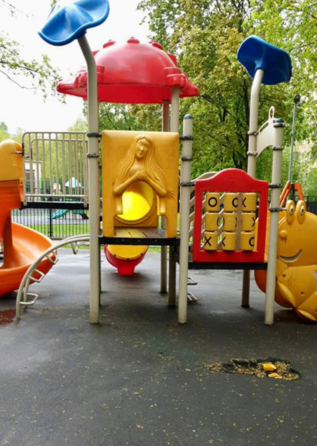 Сломанная детская площадка