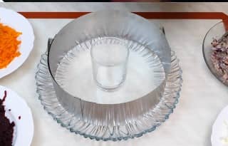 Приготовление салата «Селёдка под шубой»: шаг 5