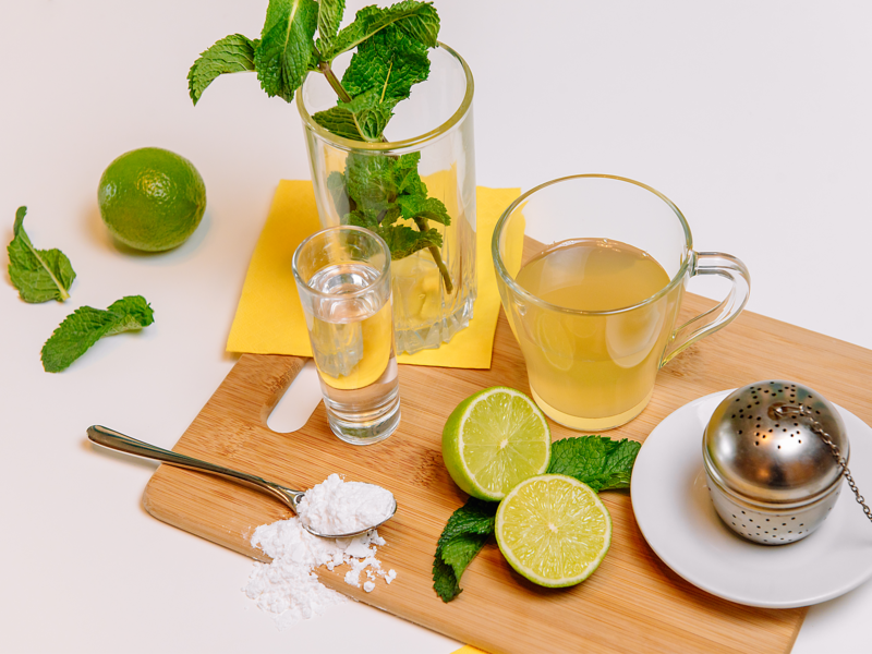 Зеленый чай с лаймом. Лайм мята чай зеленый. Чай Мохито зеленый с лаймом. Чай с лаймом и мятой. Чай лимон лайм.