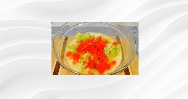 Приготовление рулета из омлета с сыром и кабачком: шаг 4