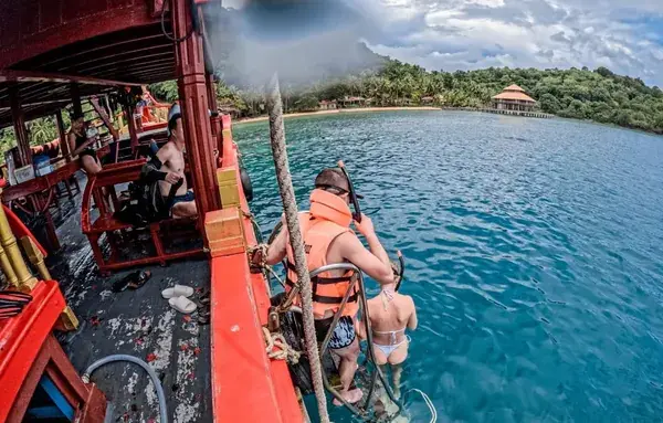 Спуск с борта в воду у пляжа острова