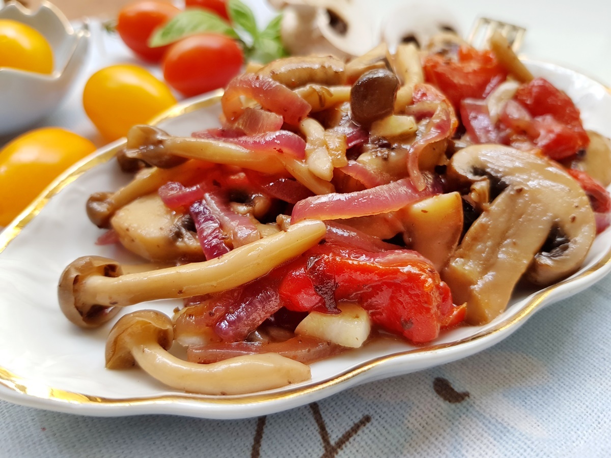 10 рецептов вкусных салатов с маринованными грибами