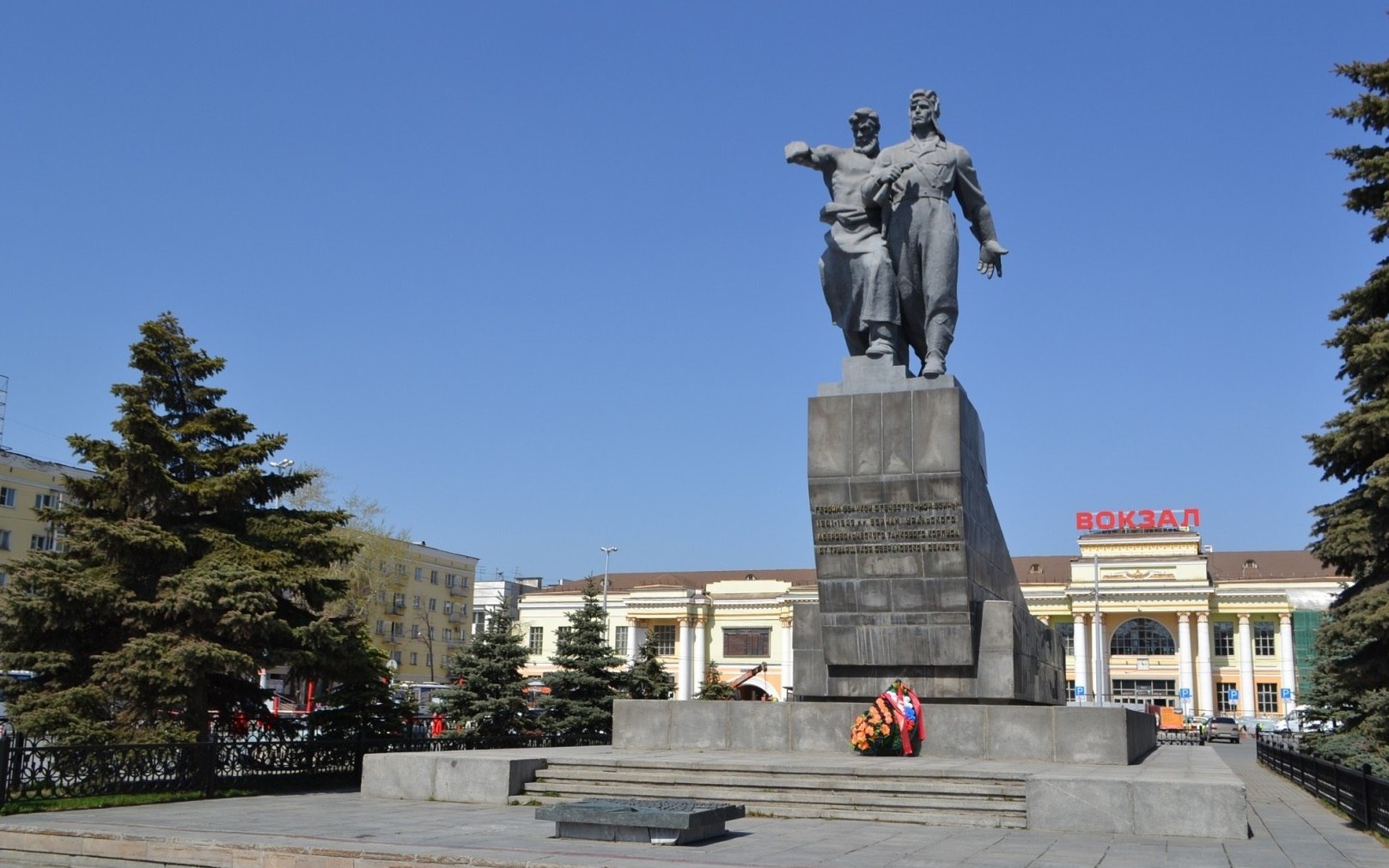 Памятник уральскому добровольческому корпусу. Памятник Уральскому добровольческому корпусу Екатеринбург. Памятник УДТК В Екатеринбурге. Памятник Уральскому танковому корпусу в Екатеринбурге. Памятник Уральскому добровольческому танковому корпусу.