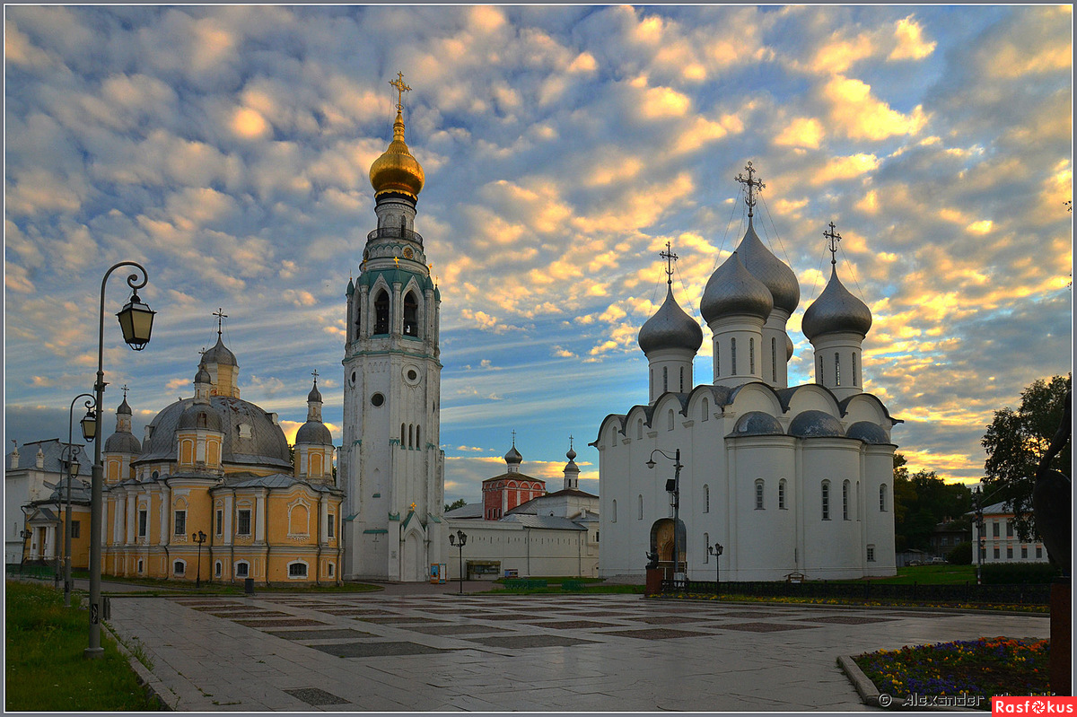 Город вологда. Достопримечательности Вологды Вологодский Кремль. Соборная площадь Вологда. Софийский собор Вологда лето. Кремлевская площадь Вологда.