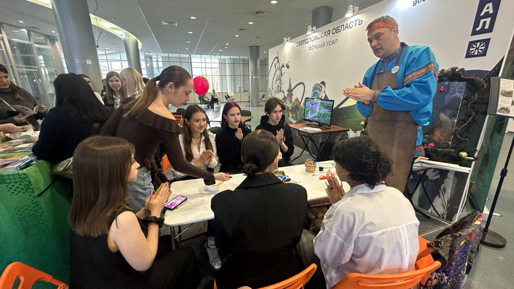 Студенты академии туризма и международных отношений на expotravel 2025 в Екатеринбурге
