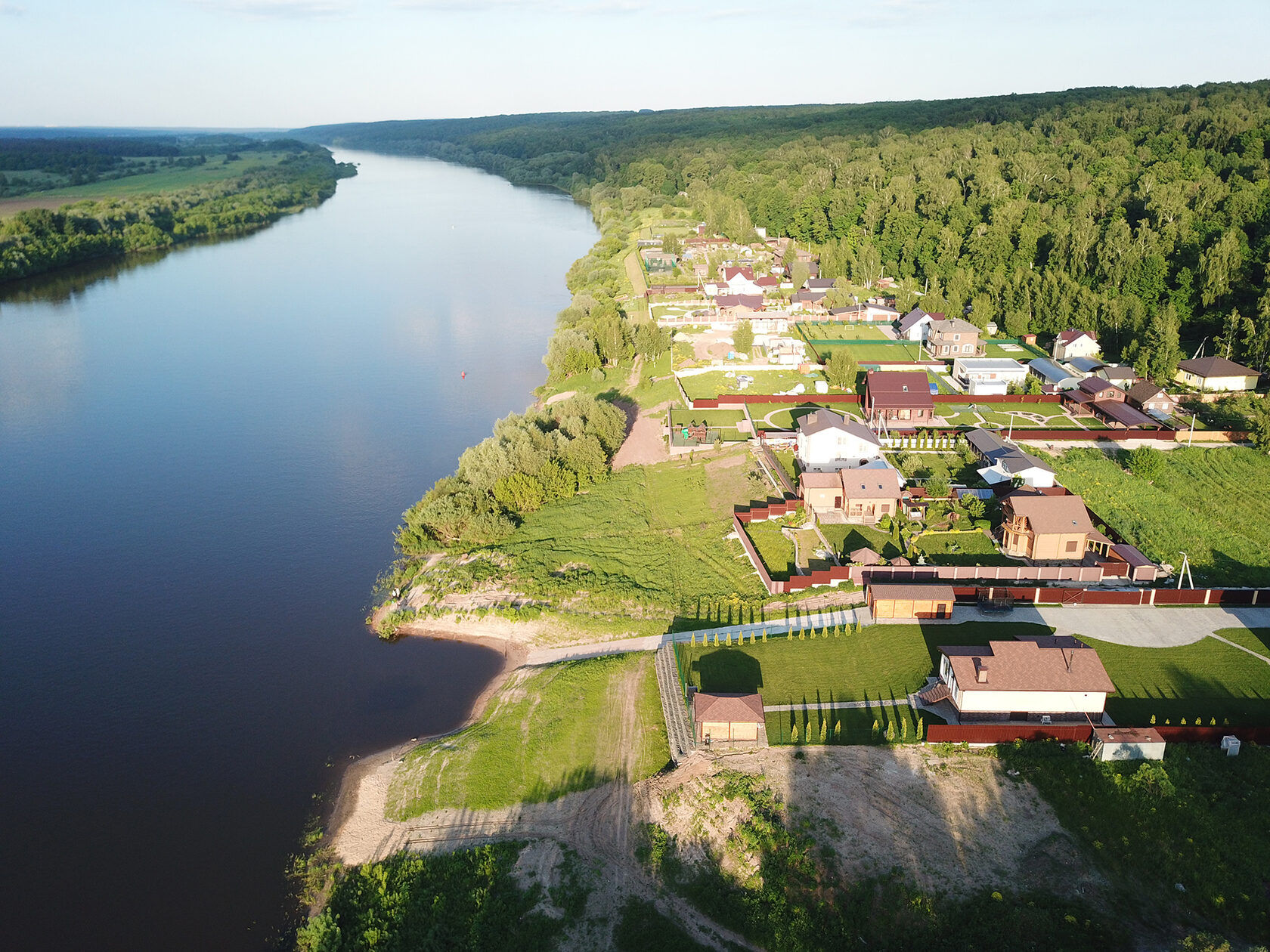 Березкино коттеджный поселок тульская область. Малая александровка киевская область. Коттеджный поселок у реки. Коттеджный поселок у оки. Новая земля таруса коттеджный поселок.