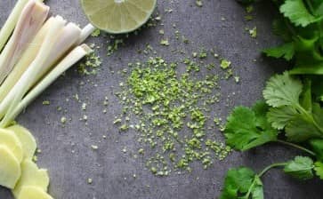 Приготовление супа Том ям с креветками и грибами: шаг 6