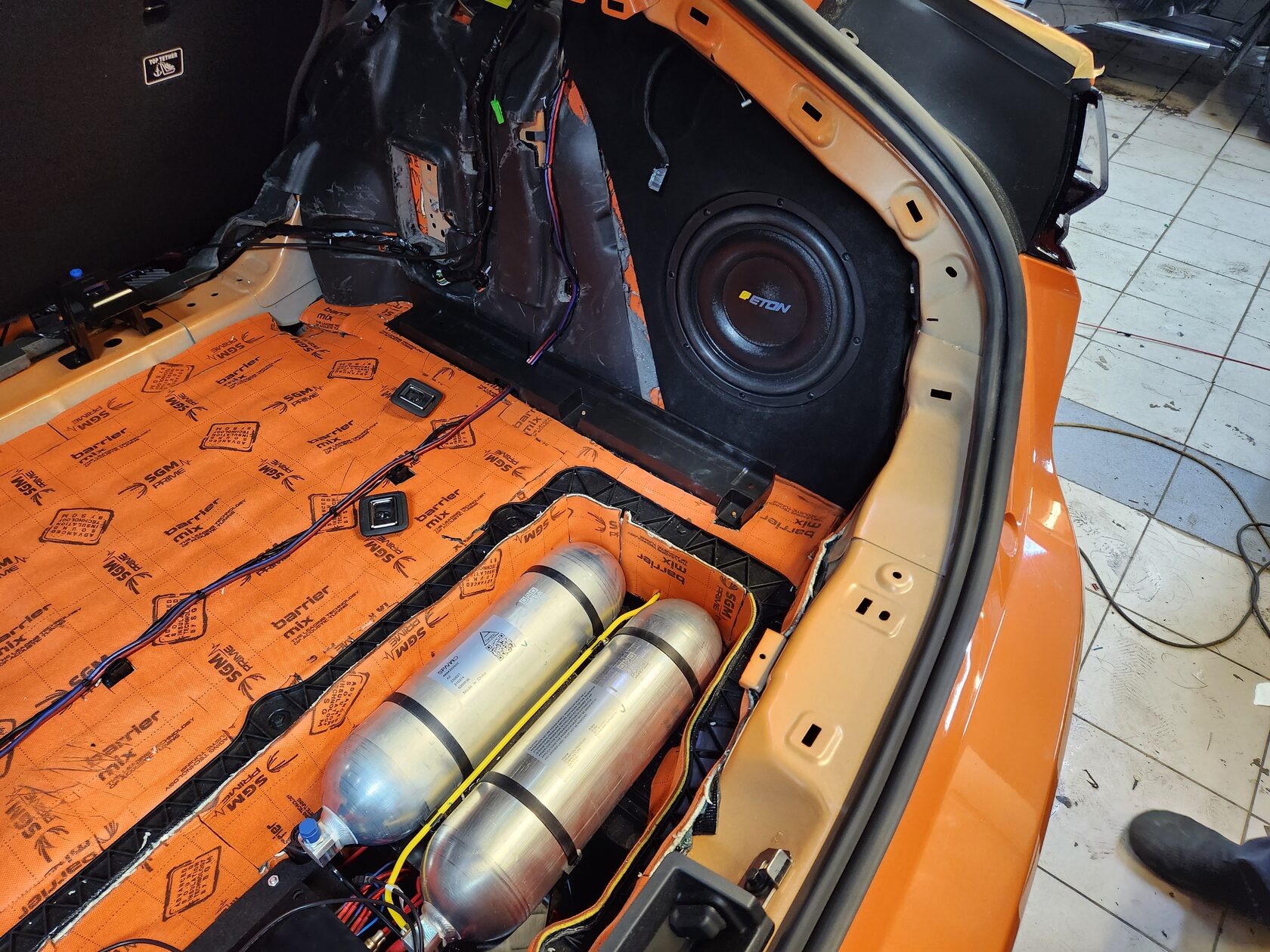 установка сабвуфера zeerk 001