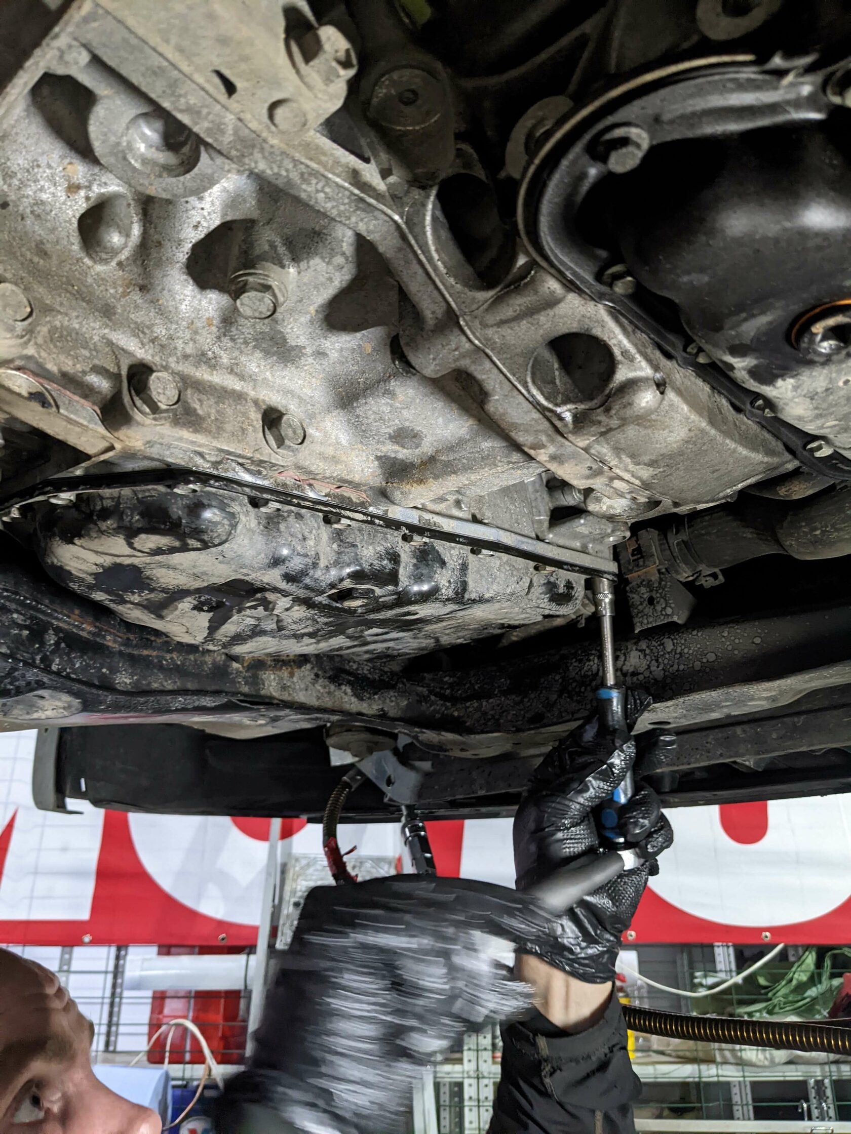 Установка поддона вариатора на место