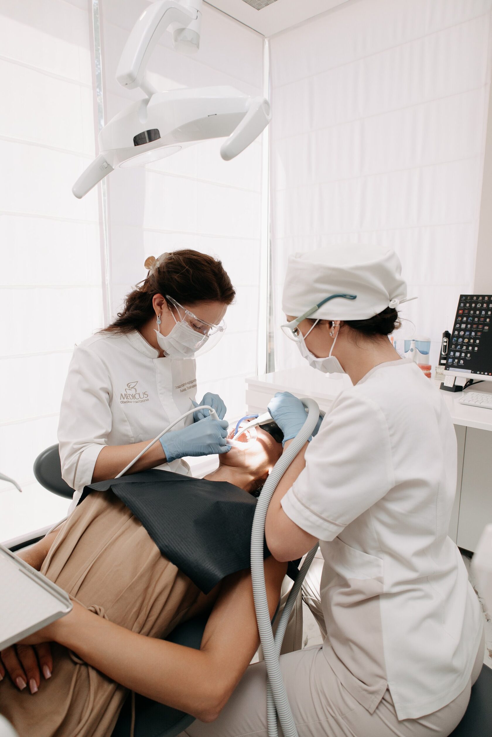 Осмотр перед профессиональной гигиеной в MEDICUS