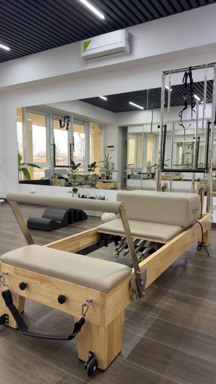 Персональное занятие с использованием реформера и малого оборудования для пилатеса: индивидуальная программа с учетом особенностей здоровья и целей клиента.