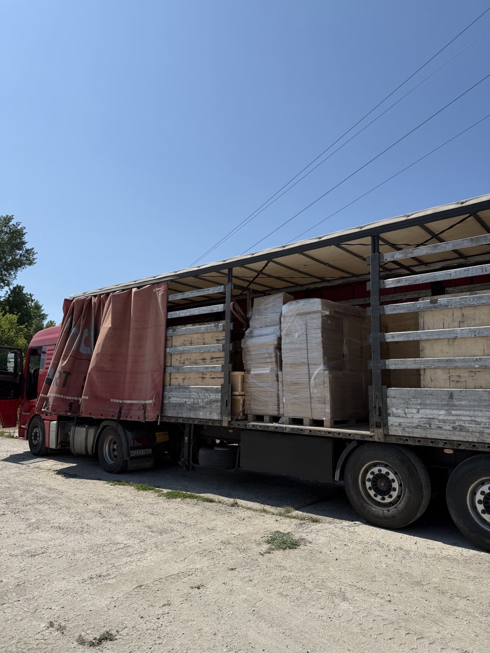 Погрузка части продукции StolStoya