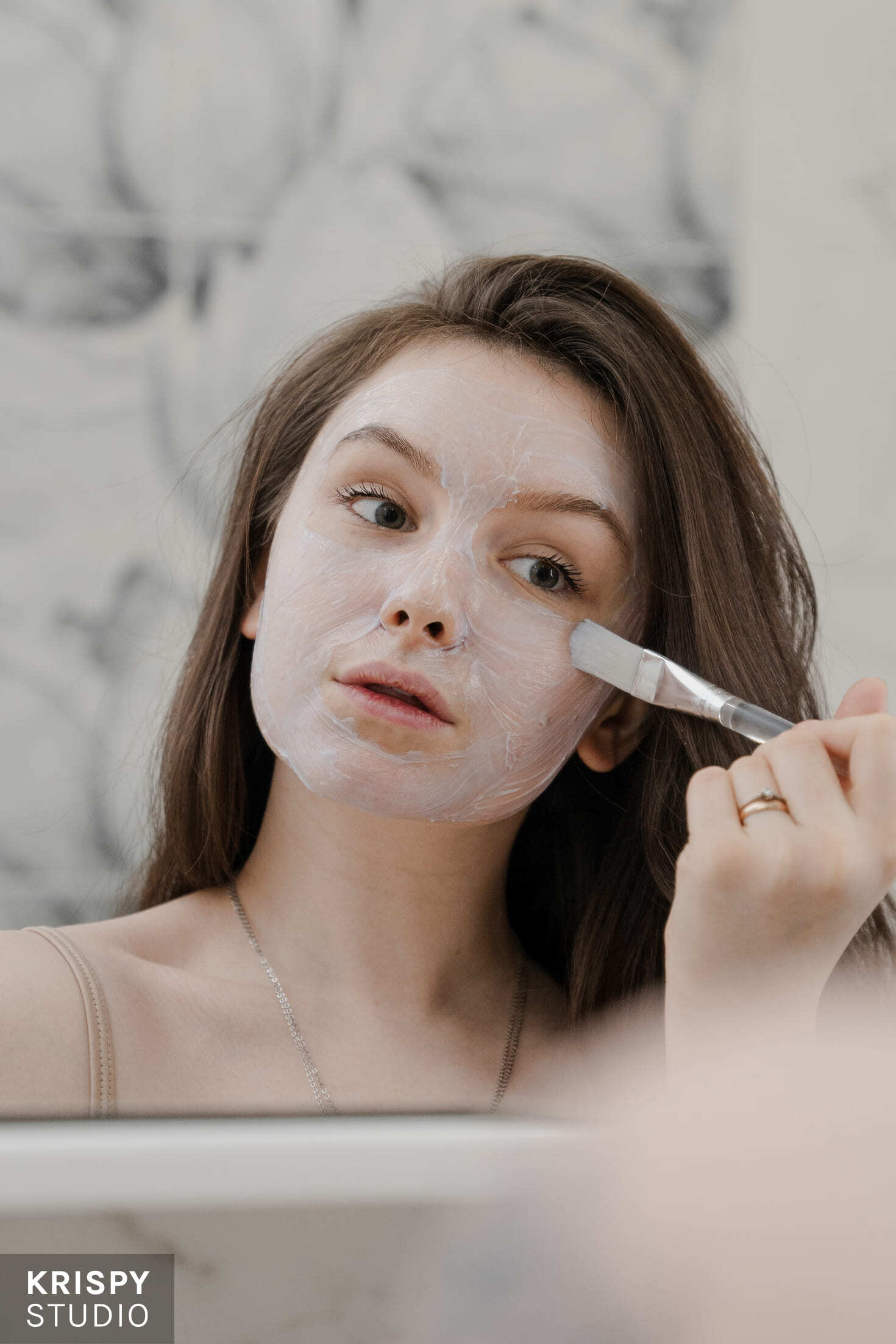 Уход за кожей с косметической маской от Riche на фоне студии