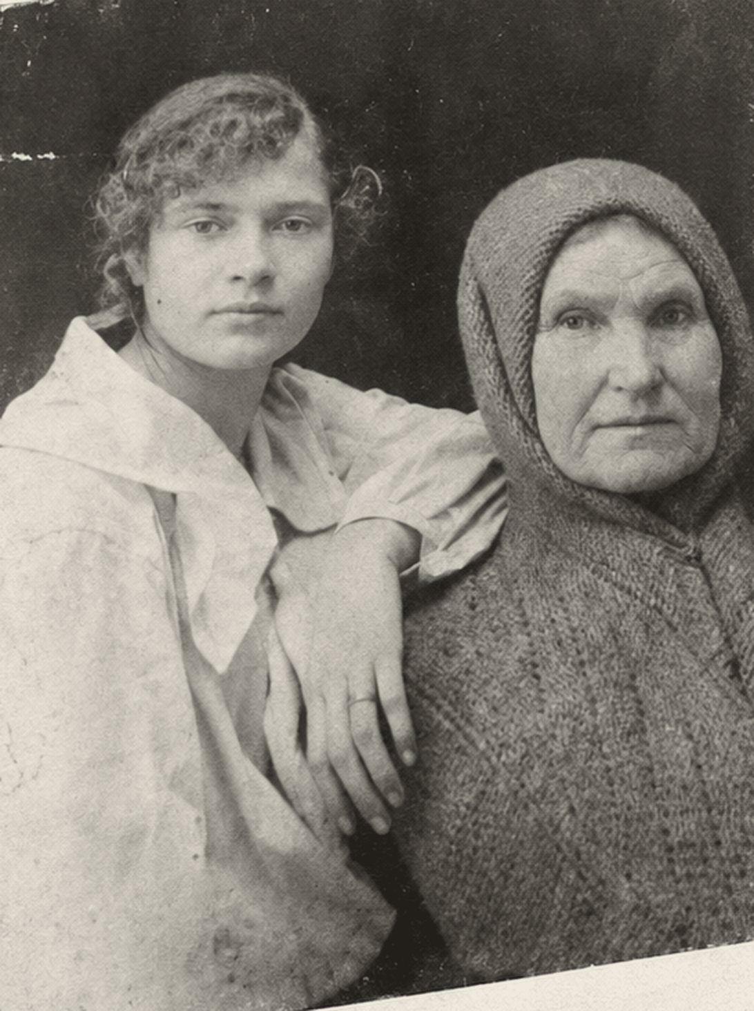 Архивная фотография: девушка и пожилая женщина в платке