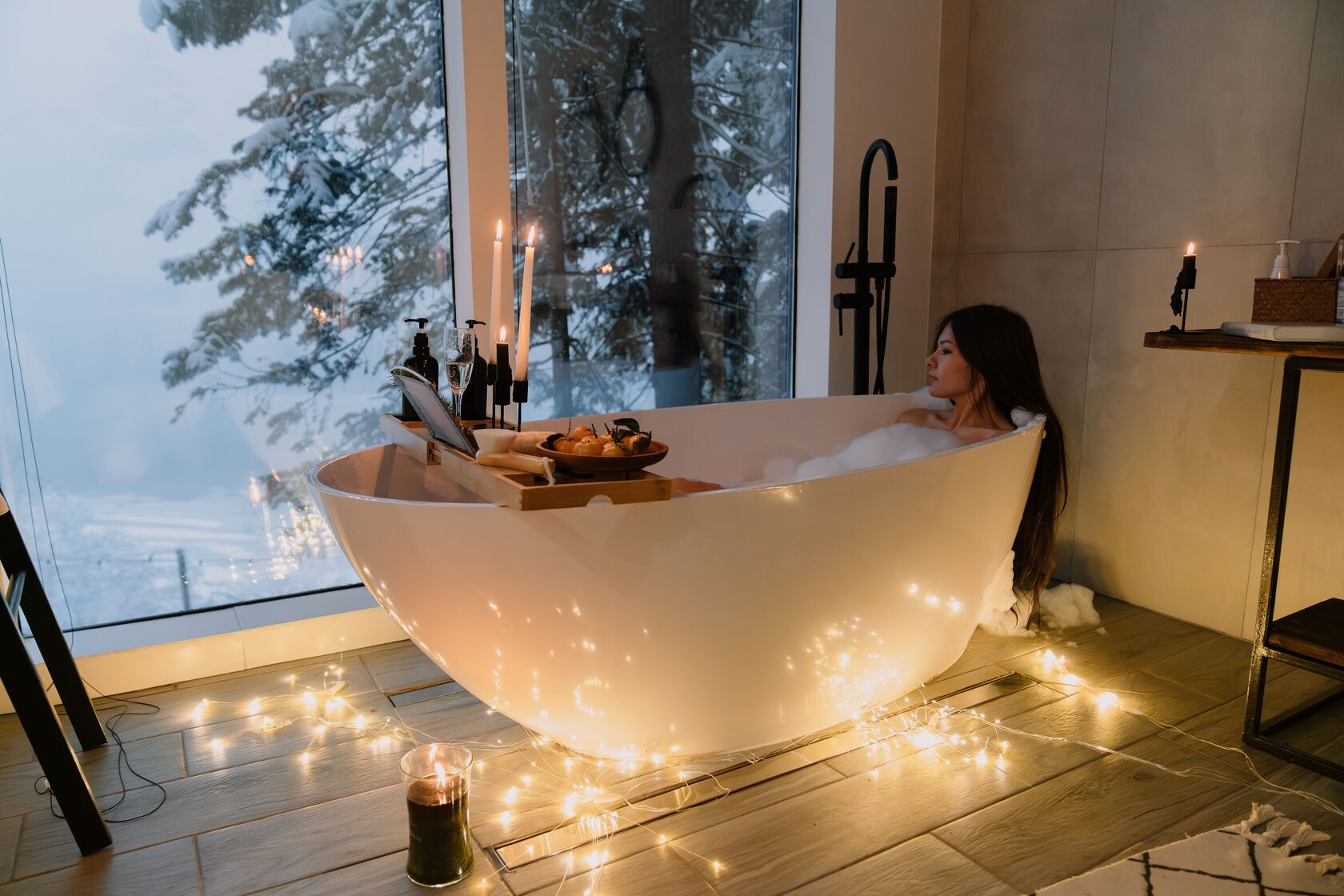 Ванна с видом на заснеженный лес в куполе Fusion Inn