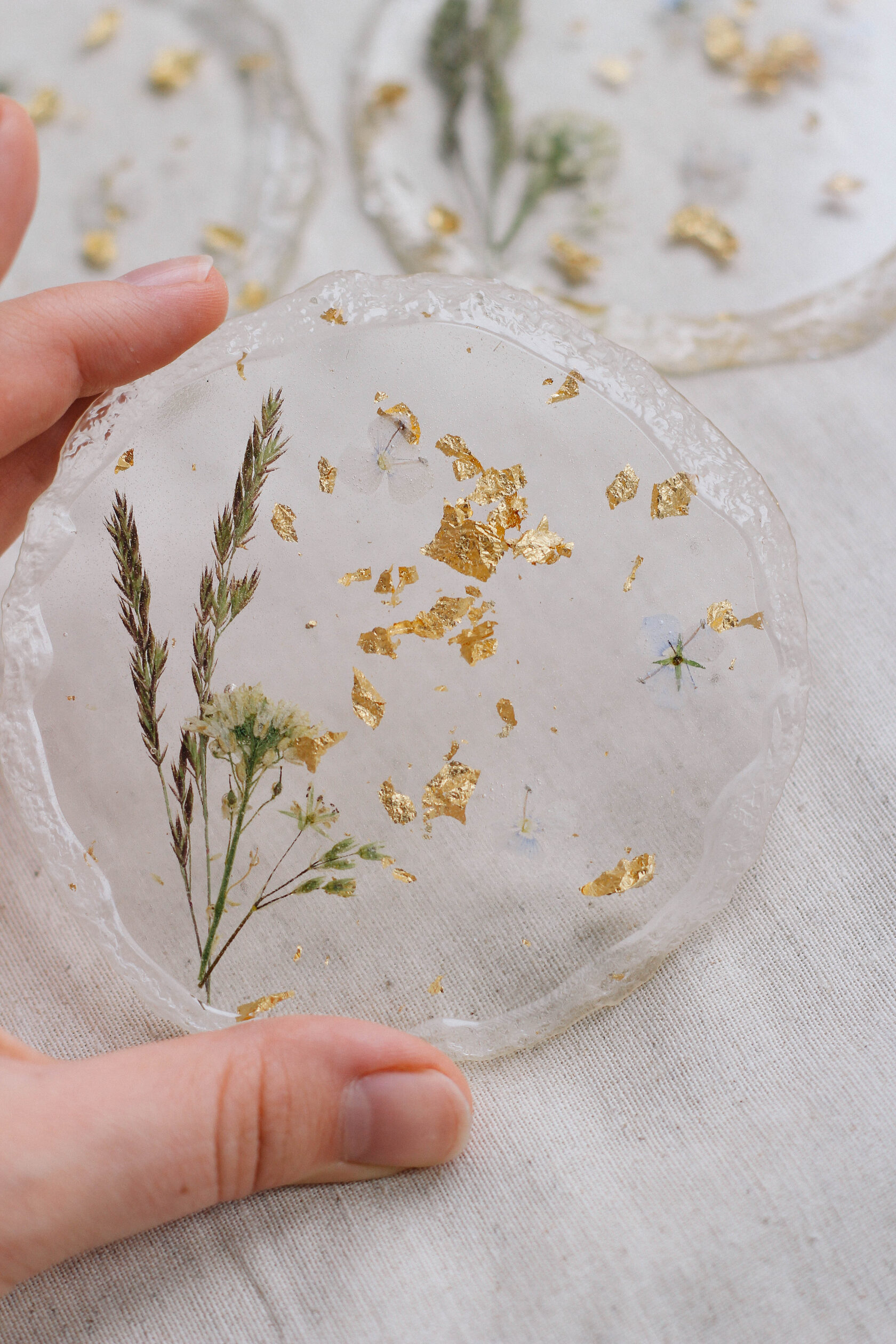 Подстаканник круглый из эпоксидной смолы с натуральными растениями