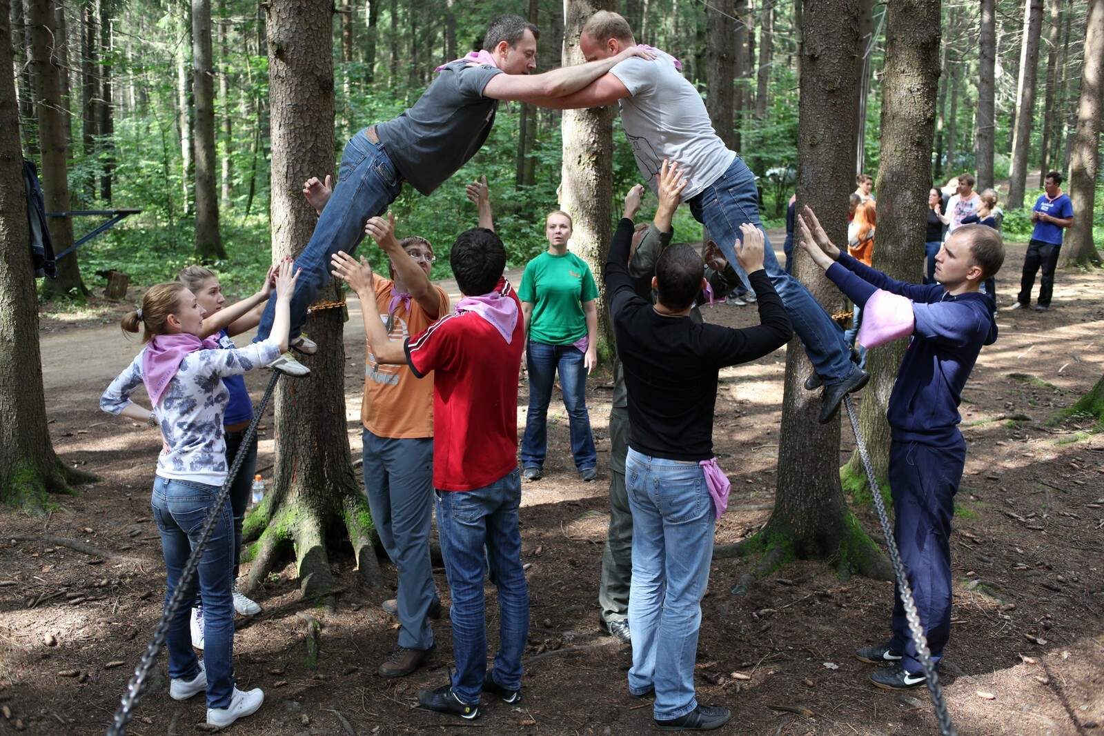Задание на доверие. Тренинг командообразования «веревочный курс». Веревочный тимбилдинг. Тимбилдинг с веревками. Тимбилдинг в лесу.