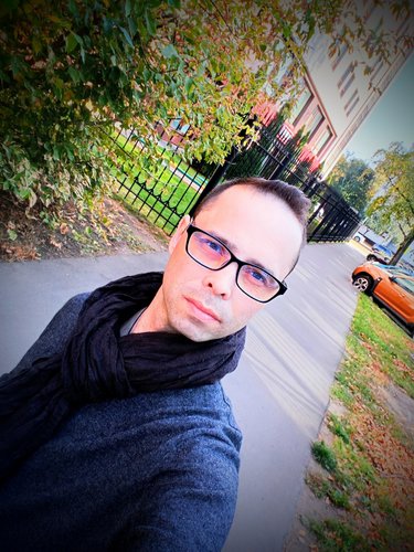 Я опытный маркетолог с 13-летним стажем в сфере маркетинга, PR и корпоративных коммуникаций. Начал карьеру в международном аэропорту «Внуково» с технической позиции, где прошел путь до руководителя пресс-службы.    В аэропорту создал и систематизировал работу пресс-службы, организовал уникальные для отрасли мероприятия: первый в России крупный флешмоб в терминале (150 участников), показ мод, концерты известных артистов и других мероприятий. Под его руководством развивались корпоративные медиа-каналы с масштабным охватом. Разработал и администрировал информационный сайт. Наладил взаимодействие с федеральными и отраслевыми СМИ.