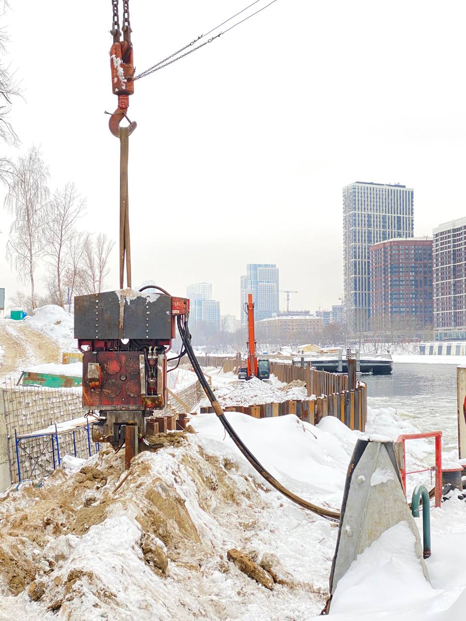 Вибропогружатель зимой на объекте у воды