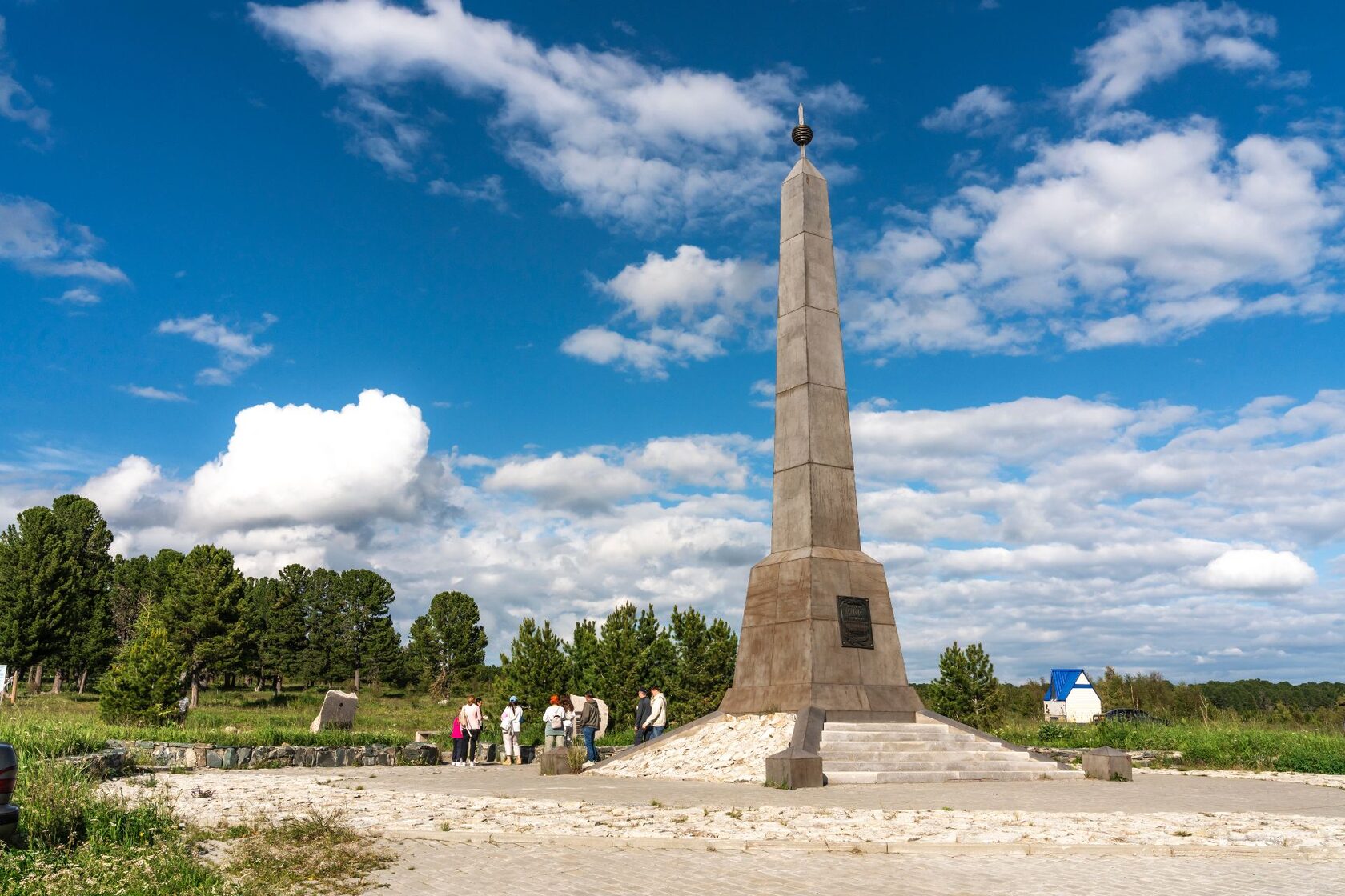 Обелиск на Семинском перевале, высота 1717 метров