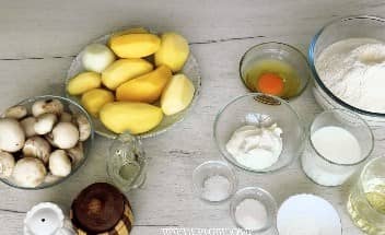 Приготовление закрытого пирога с грибами и картошкой в духовке: шаг 1