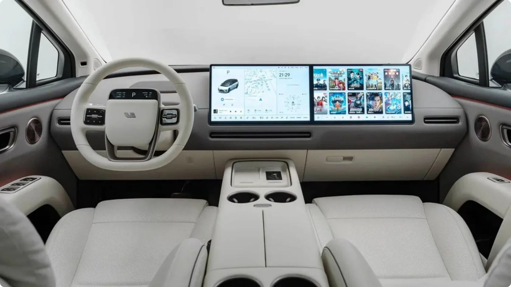 Передняя панель Li Auto i8 с двумя 15,7-дюймовыми экранами, белым рулем с логотипом, проекционным дисплеем вместо приборной панели и центральной консолью с двумя беспроводными зарядками